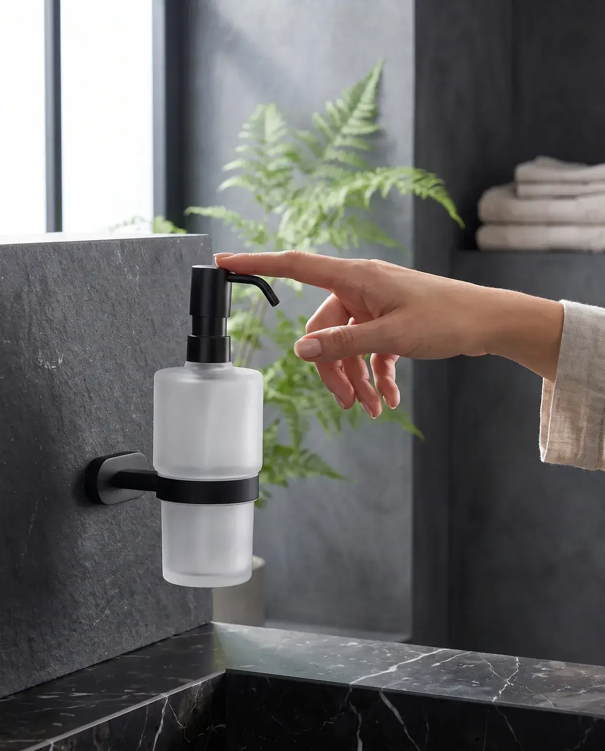 Pure Concept Paris Camlı Sıvı Sabunluk Siyah uygulama örneği