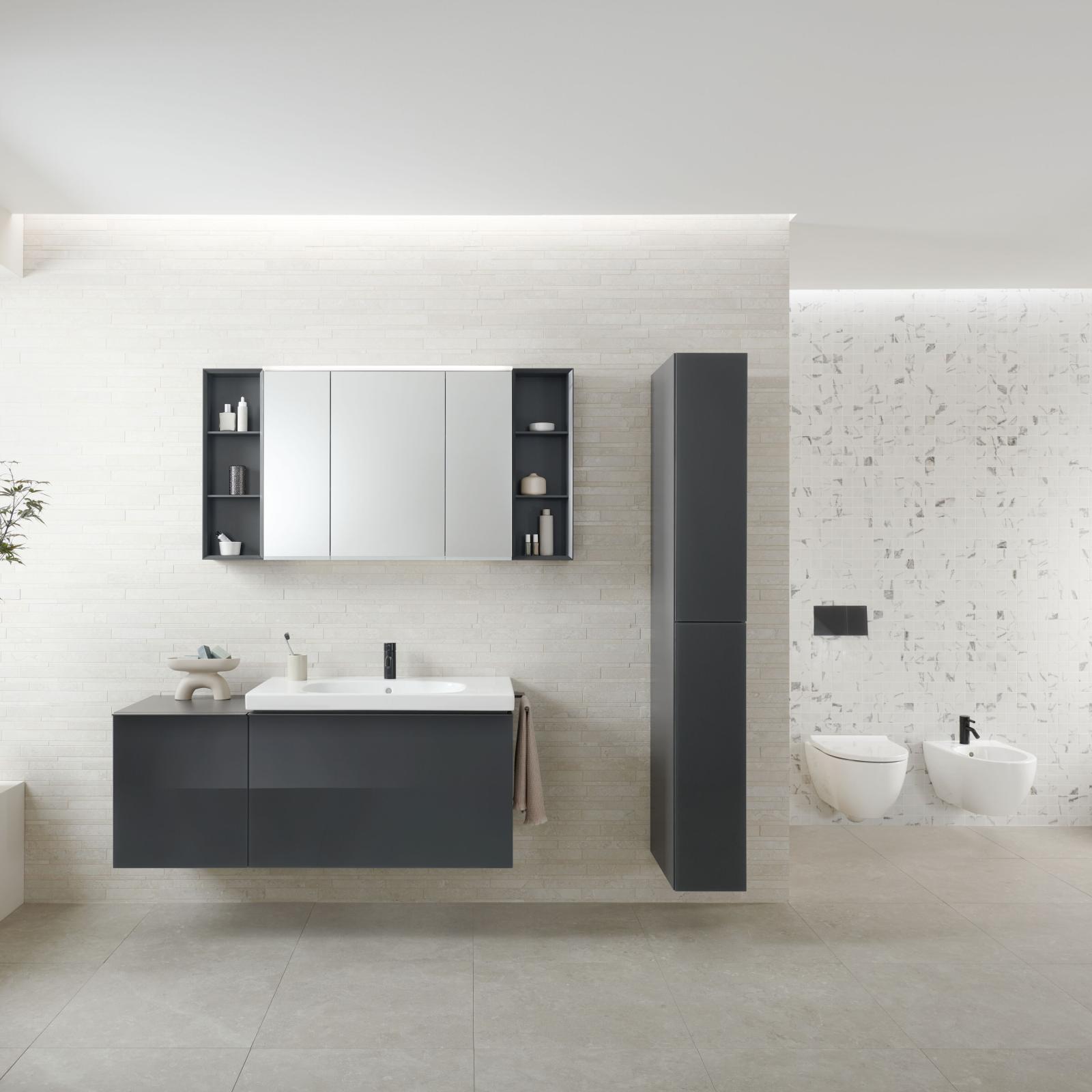Geberit Option Plus ve aydınlatmalı dolap, üç kapılı 90x17,2x70 cm Gövde, İç kapı, Dış kapı: aynalı uygulama örneği