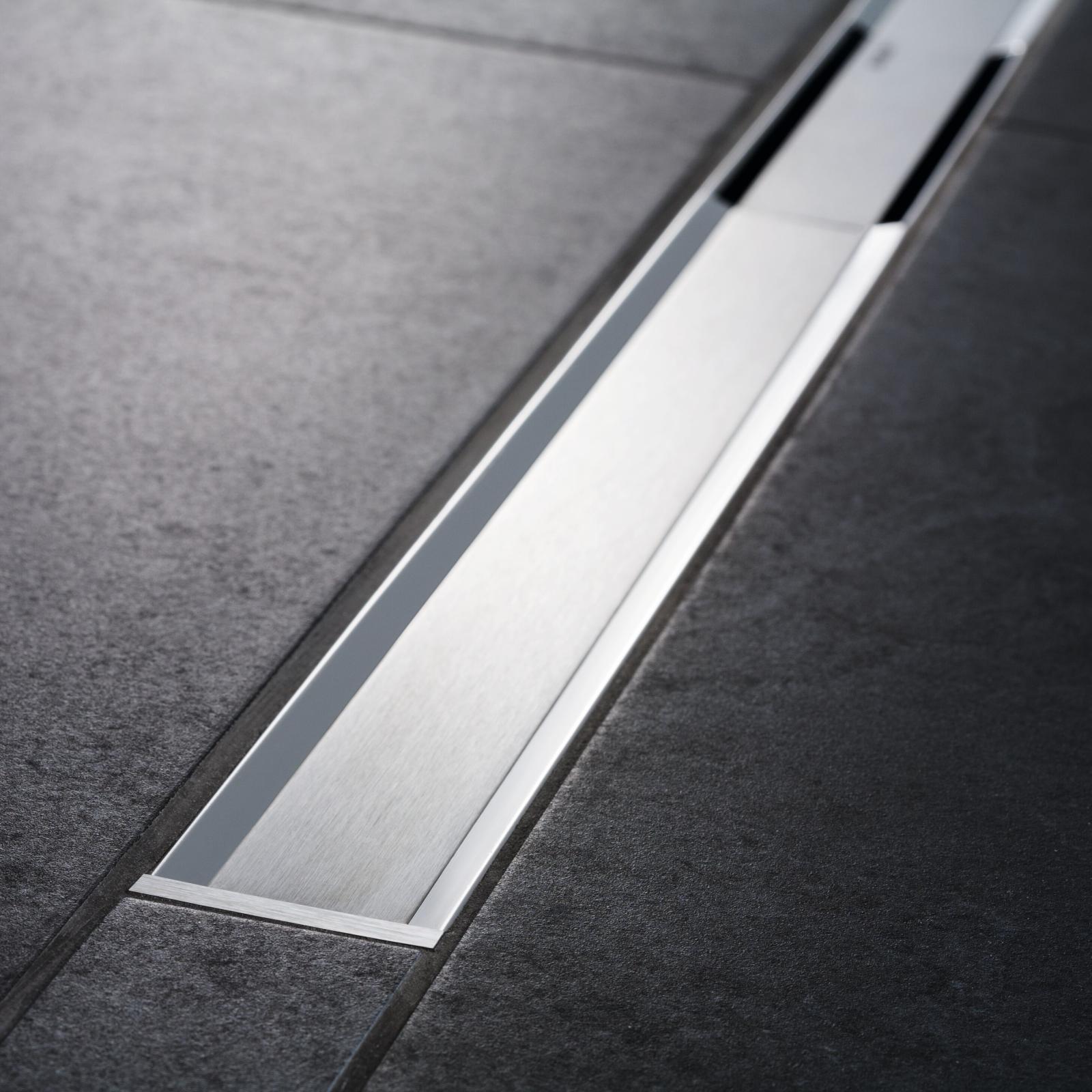 Geberit CleanLine20 duş kanalı 4,3 cm Çerçeve: Paslanmaz çelik cilalı / Yüzey: Fırçalanmış paslanmaz çelik L=30–90cm Cilalanmış uygulama örneği