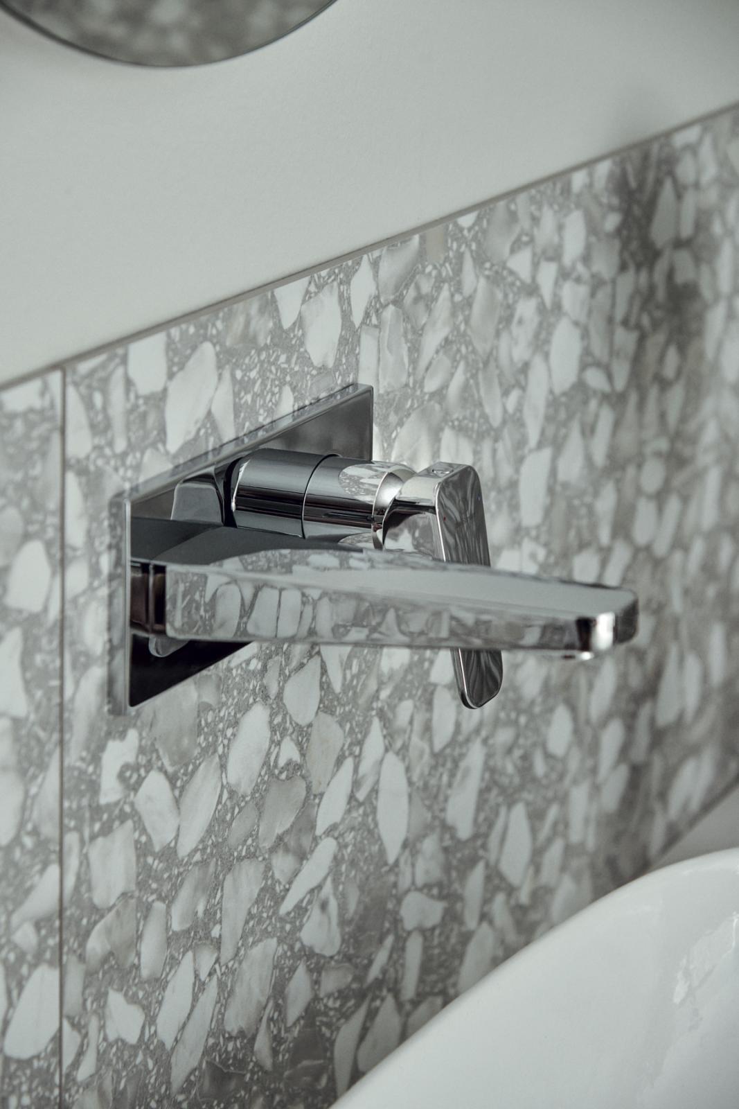 Ideal Standard Ceraplan Duvara Monte Lavabo Armatürü 193x115.5 mm, 166 mm çıkış ucu projeksiyonu, Kit 1 gerekli (A1313), 3.8 l/dk (3 bar), sifon kumandasız Krom uygulama örneği