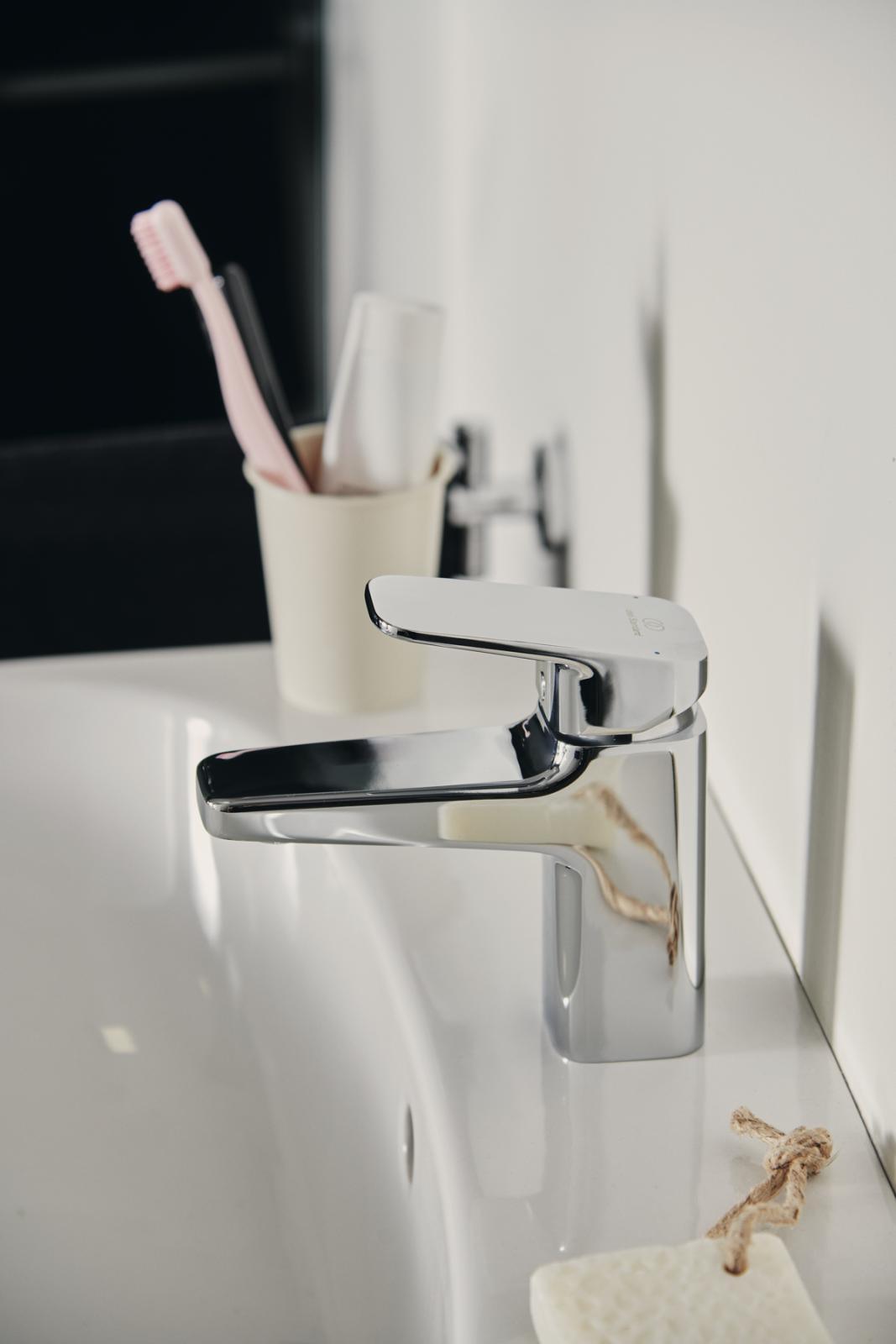 Ideal Standard Ceraplan Lavabo Bataryası 47x170x161 mm, 124 mm çıkış ucu projeksiyonu, 5 l/dk (3 bar), sifon kumandasız Krom uygulama örneği