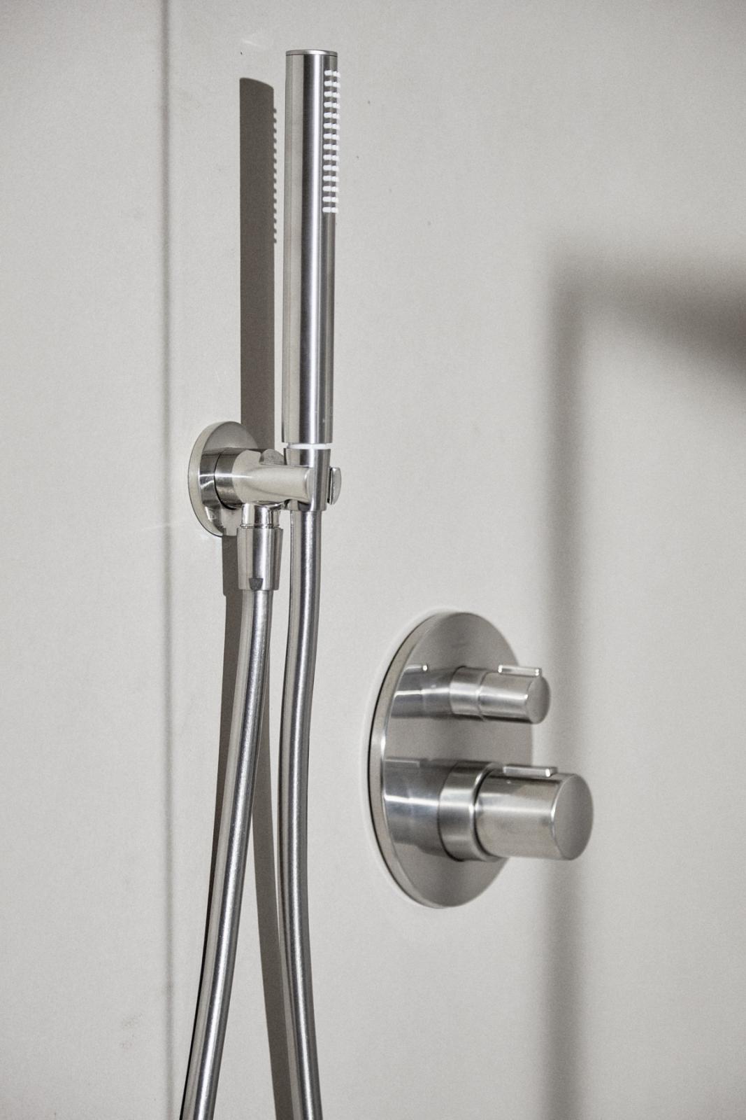 Ideal Standard Ceratherm T100 Ankastre Banyo Bataryası 163x105x163 mm, Kit 1 gerekli (A1000), 23.0 l/dk (3 bar) Silver Storm uygulama örneği