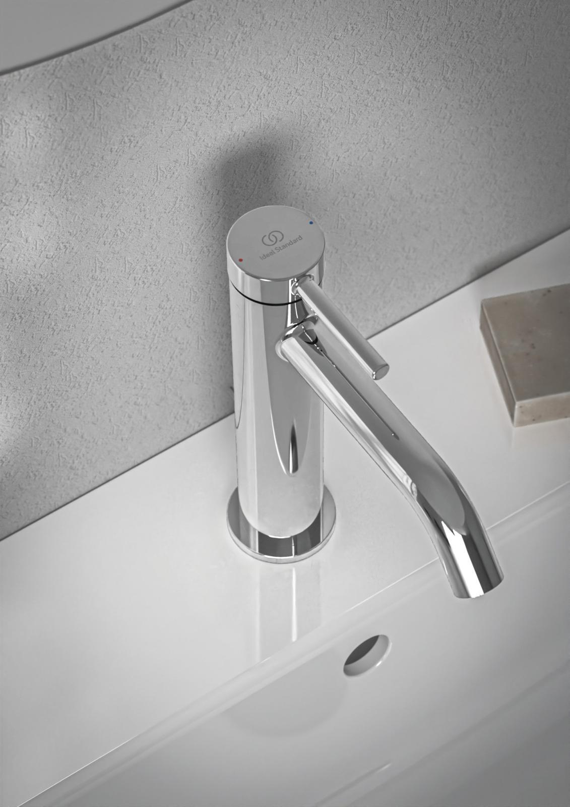 Ideal Standard Ceraline Nuovo Lavabo Bataryası 48x182x212 mm, 135 mm çıkış ucu projeksiyonu, 3.8 l/dk (3 bar), sifon kumandalı Krom BD847AA uygulama örneği