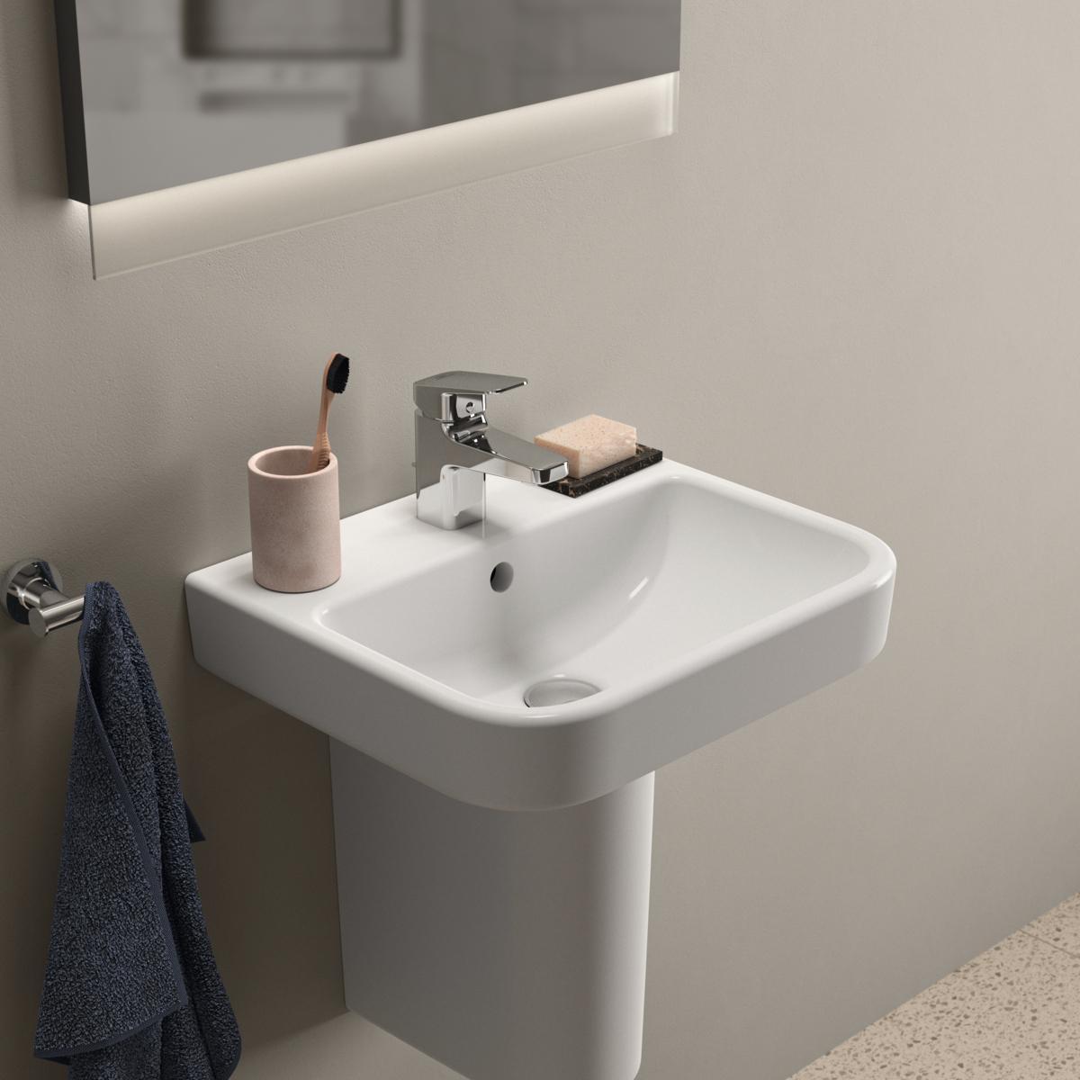Ideal Standard i.life B Tezgah Üstü Lavabo 450x380x160 mm, 1 tek batarya delikli, taşma delikli Beyaz uygulama örneği