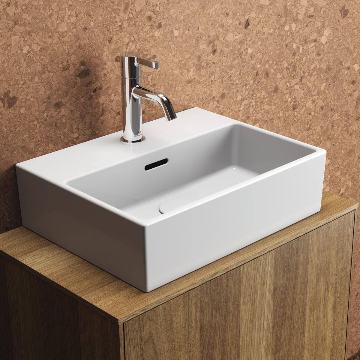 Ideal Standard Extra Tezgah Üstü Lavabo 450x350x150 mm, 1 tek batarya delikli, taşma delikli Beyaz uygulama örneği