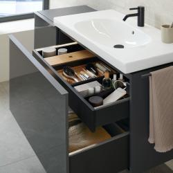 Geberit Acanto lavabo dolabı, tek çekmeceli ve bir iç çekmeceli 59,2x47,5x54,1 cm beyaz / parlak / Batarya kolu: beyaz / mat uygulama örneği