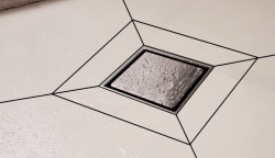 Hüppe Master V 10x10 cm Duş Süzgeci Yandan Çıkış Ø50 mm Seramik Döşenebilir Kapak Mat Satine Yalıtımlı Seramik Uyumlu uygulama örneği