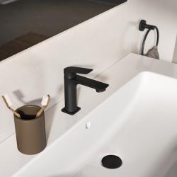 Ideal Standard Ceralife C Lavabo Bataryası 48x150.5x154 mm, 110 mm çıkış ucu projeksiyonu, 3.8 l/dk (3 bar), sifon kumandalı Mat Siyah uygulama örneği