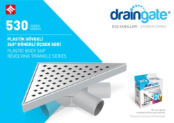 Mesa Teknik MTS 530 Plastik Gövdeli 360° Dönerli 20 cm Üçgen Duş Süzgeci — Yan Çıkış Ø50 mm, Dolu Desen, Altın Kaplama Izgara