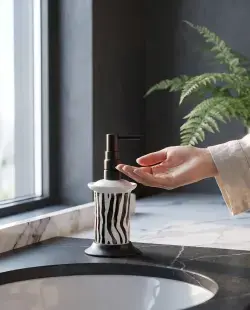Pure Concept Sıvı Sabunluk Zebra desen, altın tonlu uygulama örneği