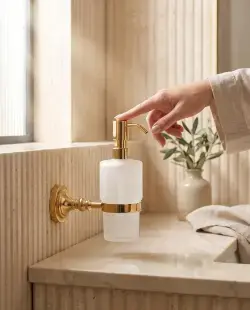 Pure Concept İstanbul Camlı Sıvı Sabunluk Altın uygulama örneği